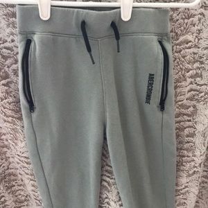 Abercrombie Kids boys joggers size 7/8